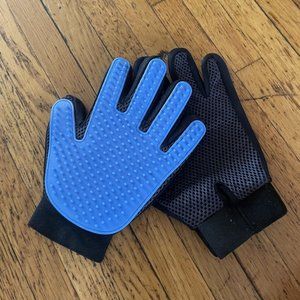 Pet Grooming and De-shedding Gloves